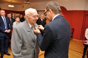 Uroczystość wręczenia Krzyży Wolności i Solidarności, Poznań 19 grudnia 2016. Na zdj. Roman Paluszak