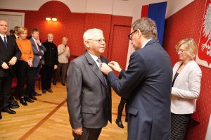 Uroczystość wręczenia Krzyży Wolności i Solidarności, Poznań 19 grudnia 2016. Na zdj. Andrzej Pawłowski