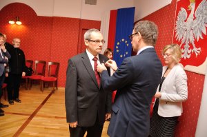 Uroczystość wręczenia Krzyży Wolności i Solidarności, Poznań 19 grudnia 2016. Na zdj. Maciej Urbański
